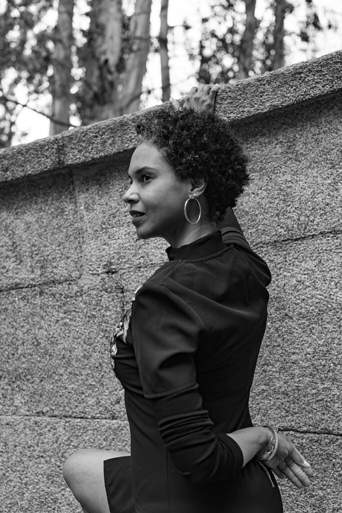 Sesión de fotografía de retrato profesional: mujer morena con rasgos marcados y mirada cautivadora