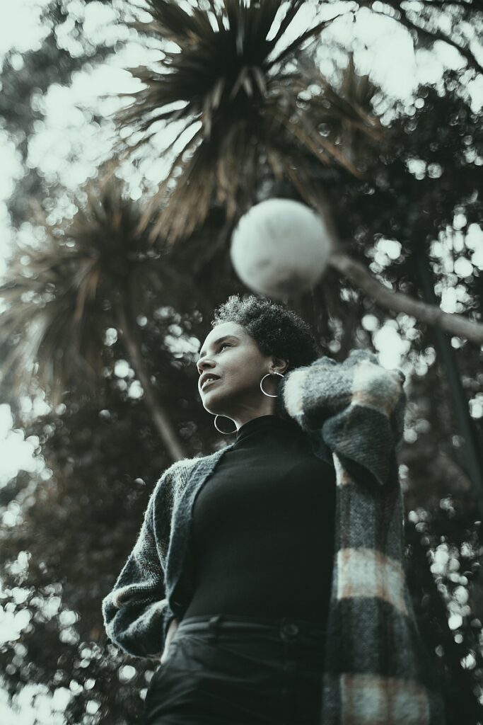 Juego de luces y sombras en un retrato femenino de una mujer morena con expresión serena