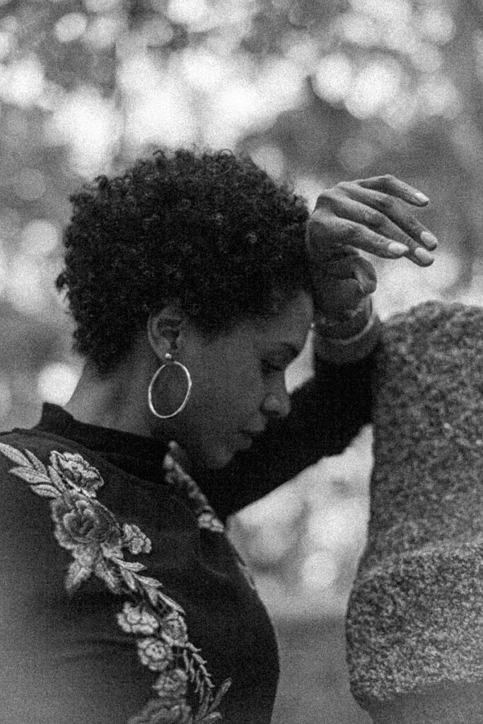 Retrato artístico en blanco y negro de una mujer con iluminación dramática y sombras marcadas